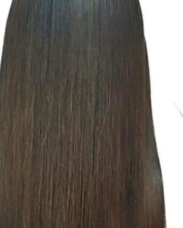 Après : la même chevelure lissée, lisse et brillante sur toute la longueur