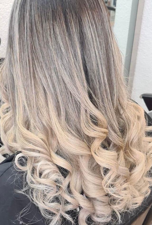 Balayage blond ombré avec boucles larges
