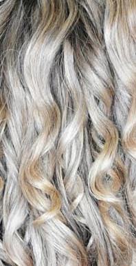 Boucles définies sur balayage blond et gris