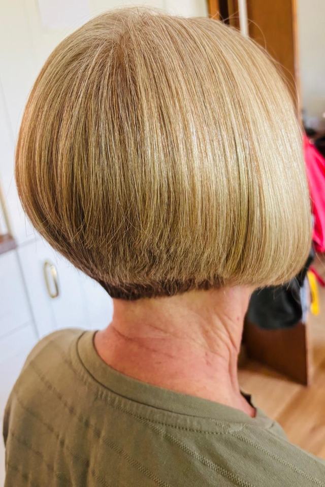 Carré court blond dégradé, brushing lisse et brillant, vu de dos
