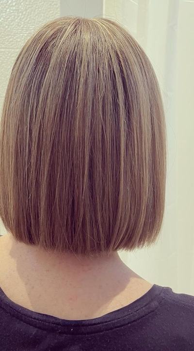 Carré droit court blond cendré, ligne de coupe nette à la nuque