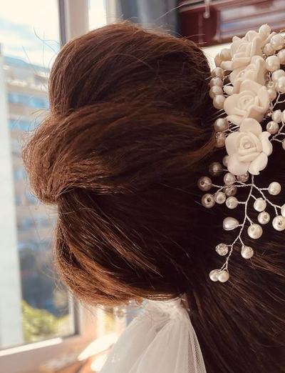Chignon bas de mariée, bijou de tête roses et perles, voile en tulle
