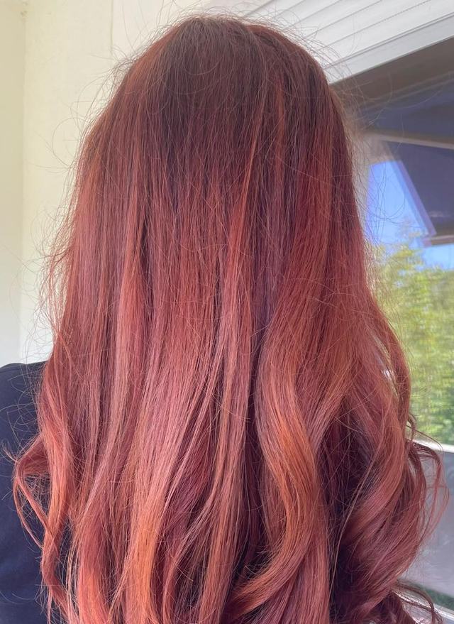 Coloration rouge cuivré sur cheveux longs ondulés