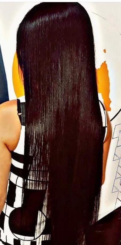 Lissage sur cheveux longs brun chocolat, reflets acajou, brillance miroir