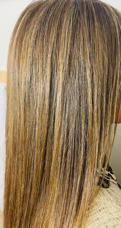 Mèches blondes fines sur base châtain clair, cheveux longs lissés au brushing