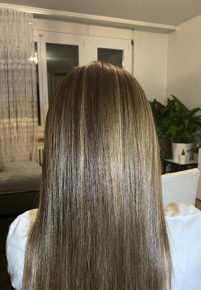 Mèches blondes sur cheveux longs châtain clair, brushing lisse, vu de dos