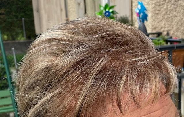 Mèches blondes et beiges sur base châtain grisonnante, coupe courte dégradée
