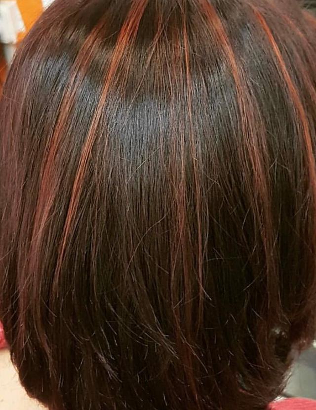 Mèches cuivrées rouge orangé sur base brun acajou, carré long lisse